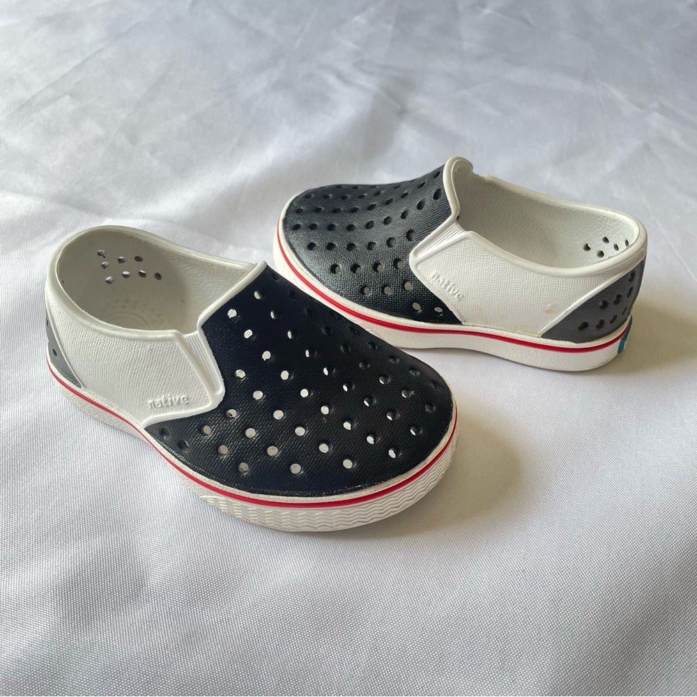 Native Miles Baby Toddler Size 5 Black White Red
